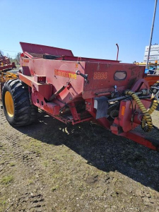 ÖVERUM TIVE 3304 SÅMASKIN 4M Övrigt ÖVERUM TIVE 3304 SÅMASKIN 4M 29000 ex moms
Bogserad kombisåmaskin 4meter bred
Typ 3304 lastar 3300kg
Funkar fint behöver en översyn innan användning