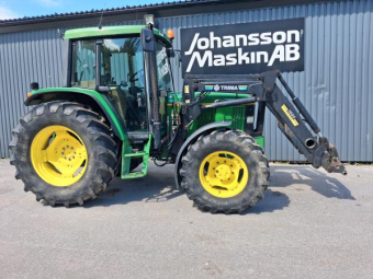 JOHN DEERE 6200 TRIMA 1695 Övrigt JOHN DEERE 6200 TRIMA 1695 Kopplings fri F/B
520/70R34 420/70R24
2x dubbelverkande uttag bak
Vändbar förarplats
Instruktörs säte
Trima 1695 med dämpare 3-e funk sms mek låsning