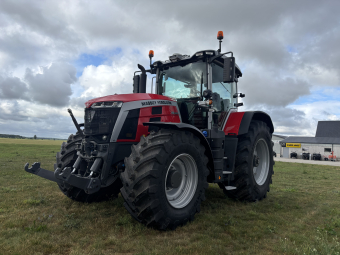 MF 8S 305 DVT EX 40 km/h Massey Ferguson MF 8S 305 Dvt -22 Mycket fin 8S som är fullservad, samtliga utförda vid Imago. En ägare.
Steglös Transmission  40 km/h.Fullutrustad.
Frontlyft 4800 kg. elventiler, 2 Dubbelverkande + retur.
Frontkraftuttag 6 sp. 
Ledade framskärmar-extra breda, bakskärmar 2,75 m.
Däck BKT 710/70 R42 &Trelleborg 600/70 R30 .
Radio/MP3/front Aux-in/Bluetooth/USB connector/DAB+ i armstöd, Trimble Auto Guide SM & Speedsteer 
Positionsljus brett fordon, 16 LED arbetsljus
Traktortimmar 4558
Ring eller maila Tobbe eller John 0498-654505/654508
Fri leverans till Oskarshamn eller Nynäshamn
Pris 1495000kr ex moms.
