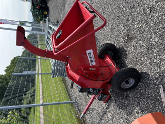 BERNARDS RCG15MSP FLISMASKIN (KUND) Övrigt BERNARDS RCG15MSP FLISMASKIN MOTOR: LONCIN LC196, 20 HK (622 CC), EURO 5
START: ELSTART OCH REKYLSTART
BRÄNSLE: BENSIN 95 OKTAN
MAX GRENDIAMETER: 15 CM (REKOMMENDERAT 5-10 CM)
KAPACITET: 4-6 M3 FLIS PER TIMME
KNIVSYSTEM: 4 ROTORKNIVAR + 1 MOTSTÅL + 22 HAMMARKNIVAR
FLISSTORLEK: CA 1X1 CM, LÄMPLIG FÖR EXEMPELVIS KOMPOST ELLER PELLETSRÅVARA
TRANSPORT: DRAGSTÅNG MED KULKOPPLING
SÄLJES ÅT KUND
...
MNR 36978
...
PRIS EXKL. MOMS: 15000:-
...
Vi reserverar oss för felskrivning. Kontakta alltid oss innan du åker och tittar, så vi kan säkerställa att maskinen finns på plats.
