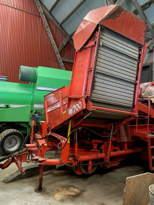 GRIMME MK700 POTATISUPPTAGARE Grimme MK700 POTATISUPPTAGARE KUNDFÖRMEDLING
...
MASKINEN ÄR I GOTT BRUKSSKICK 
KÖRD CA 150 HA
MATTAN ÄR BYTT EN GÅNG
...
MNR 40179
...
PRIS EXKL. MOMS: 53.000:-
...
Vi reserverar oss för felskrivning. Kontakta alltid oss innan du åker och tittar, så vi kan säkerställa att maskinen finns på plats.
