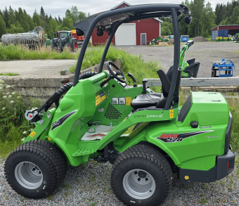 Kompaktlastare Avant 528 med utrustning Avant 528 Digital multifunktionsdisplay, PDU, VECU, Sits, fjädrad med värme
Multifasterkoppling för hydrauliska redskap, Integrerad bakvikt 170 kg,
Parkeringsbroms
h Teleskopbom, Stansning av VIN-nummer på maskinens ram, 4X4 med
lock-on/lock-off diff
Redskapsfäste med mekanisk låsning, Joystick 4-funktioners, Hydrauluttag
fram standard
Ropsbåge med tak, Skyddskåpor standard
MA60 Miljöavgift däck kategori 60
Extra utr:
Arb. lampor LED - 2+1
Hjul Hjul 26x12.00-12, GR