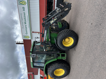 JOHN DEERE 6110 PQ TRAKTOR John Deere JOHN DEERE 6110 TRAKTOR -2001 PQ (POWRQUAD)
ÅRSMODELL: 2001
3 300 TIMMAR
MED FRONTLASTARE
GRÄSDÄCK 500/60-22.5.23.1-26
PICKUP-DRAG MED KROK
HYDRAULISK SLÄPVAGNSBROMS
MOTORVÄRMARE 220V
LYFTARMAR KAT.2
2 DUBBELVERKANDE HYDRAULUTTAG
540/540E/1000 BAKRE KRAFTUTTAG
POWRQUAD 24/24 40 KM/H
FRAMAXEL MED TRELÄNKSFJÄDRING
...
MNR  81793
...
PRIS EXKL. MOMS: 359 000:-
...
Vi reserverar oss för felskrivning. Kontakta alltid oss innan du åker och tittar, så vi kan säkerställa att maskinen finns på plats.
