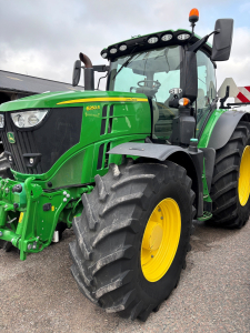 JOHN DEERE 6250R C-PRO TRAKTOR FR.LYFT John Deere 6250R TRAKTOR *FRONTLYFT  
*4 DUBBELVERKANDE UTTAG  
*AUTOTRAC  
*STARFIRE 6000 MOTTAGARE
*SEKTIONSKONTROLL  
*710/70X42 600/70X28 CA 70% 
*2 DUBBELVERKANDE UTTAG FRAM  
*40 KM/H  
*VAGNBROMS  
*LUFTBROMS
...
MNR 32665
...
PRIS EXKL. MOMS: 1.995.000:-
...
Vi reserverar oss för felskrivning. Kontakta alltid oss innan du åker och tittar, så vi kan säkerställa att maskinen finns på plats.
