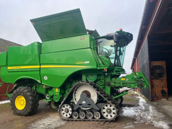 JOHN DEERE S670 SKÖRDETRÖSKA 30 FOT John Deere S670 SKÖRDETRÖSKA 30 FOT BANDSTÄLL  
KAMERA PÅ TÖMNINGSRÖR  
JOHN DEERE 2630 SKÄRM 
STARFIRE 3000 MOTTAGARE  
SPRINKLER  
JD 730" PREMIUM FLOW SKÄRBORD ÅRSMODELL 2018  MED DUBBLA RAPSKNIVAR
MICHELIN 620/75R26 
Ziegler 2WT skärbordsvagn

DRIFTSTID: CA 1655 MOTOR - / 1100 VERKTIMMAR
...
MNR 38466
...
PRIS EXKL. MOMS: 2.195.000:-
...
Vi reserverar oss för felskrivning. Kontakta alltid oss innan du åker och tittar, så vi kan säkerställa att maskinen finns på plats.
