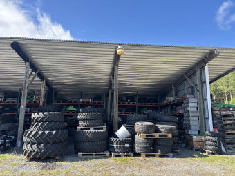 Utförsäljning av traktordäck i lager nya och bättre beg BKT Utförsäljning av traktordäck Kompletta hjul till 6M 150 Mitas 650/65R38 & 540/65R24 Nya
Kompletta hjul Trelleborg 650/75R38 och 600/65R28
Kompletta hjul Trelleborg TM800 650/65R42 JD fälg R/P
Kompletta hjul Trelleborg TM1000 VF650/60R34. JD fälg
Kompletta hjul JD 5E 380/85R28 och 320/85R20
Kompletta hjul JD 44x18.00-20 bak & 27x10.50-15
Kompletta hjul JD C441 500/45-22.5 (2st) 
Kompletta hjul 580/70R38 på JD fälg 2st
Kompletta hjul 480/80R30 JD fälg 2st
Dubbelmontage Trellebrog 650/65R38 på JD fälg och ringar
Däck Firestone 600/65R38 och 480/65R28 Beg Sajpade
Däck Agrölo 650/65 R38 1st
Däck Michelin 710/75 R42 1st
Däck Michelin 18.4R30 1st
Däck Michelin 540/65R38 1st
Däck BKT 710/70R42 1st
Däck BKT Ridemax 440/80R28 (2st)
Däck Galaxy 41x14.00-20 (2st) & 31x13.5-15 st
Däck BKT Agrimax RT-855 380/85R24 2st
Däck Pirelli 320/70 R20 2st
Däck Vredestein 380/85R24 1st
Däck BKT Agrimax 340/85 R38 1st
Däck Petlas 14.9-28 1st
Däck BKT 420/85R34 2st
Däck BKT 340/85R24 2st
Däck BKT 14.9-28 1st
Däck Goodyear 16.9R34 1st
Däck Titan 8-16 2st
Däck Baurum 7,50-16 2st
Däck BKT 12.4 R38 1st 
Däck Firestone 540/65R38 1st
Däck Firestone 650/65R38 1st
Däck Trelleborg 650/65R38 1st
Däck Trelleborg 600/70R28 1st
Däck Trelleborg 650/60R34 nästan ny 2st
Däck BKT 260/70R16 2st
Däck Michelin 18R22.5 2st
Däck BKT Ridemax 440/80R30 2st 
Däck BKT Ridemax 300/80R24 4st
Däck Medved 600/55-26,5 1st
Däck Nokian 710/45 26.5 ny 1st
Däck BKT 340/85R28 nya 2st
Däck BKT 460/85R38 nya 2st
Däck BKT Agrimax 460/85R34 2st
Däck BKT Ridemax 300/80 R24 (2st)
Däck Titan 13.6-28 2st
Däck BKT 380/85R24 2st
Däck Mitas 420/85R38 4st
Däck BKT Ridemax 360/80R24 1st
Däck Firestone 420/85R38 1st
Däck Pirelli  320/70R20 1st
Däck BKT 9.5-24 1st
Däck BKT Ridemax IT697 710/70R42 dubbade 2st
Däck BKT Ridemax IT697 600/70R30 & 710/70R42 dubbade 2st

Ring för fler dimensioner, Avanthjul, dubbelmontage radodlingsdäck Vagnshjul