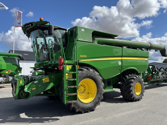 JOHN DEERE S670 SKÖRDETRÖSKA 25 FOT John Deere S670 SKÖRDETRÖSKA 25 FOT JD 625R SKÄRBORD 
SKÄRBORDVAGN  
AWD  
JD 2630 SKÄRM MED SF 3000 MOTTAGARE
2 ST KAMEROR, EN PÅ DRAG OCH EN PÅ TÖMNINGSRÖR  
NYSERVAD
DRIFTSTID: CA 2300 MOTOR- / 1480 VERKTIMMAR
...
MNR 14981
...
PRIS EXKL. MOMS: 1.525.000:-
...
Vi reserverar oss för felskrivning. Kontakta alltid oss innan du åker och tittar, så vi kan säkerställa att maskinen finns på plats.
