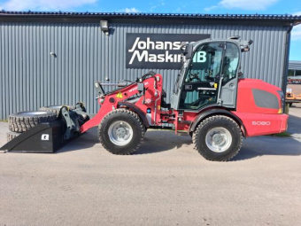 WEIDEMANN 5080 HJULLASTARE Weidemann 5080 Hjullastare S BM 695000 exkl moms MAX Utrustad
Uppdrag
Perkinsmotor 122HK Steg IV AdBlue,High Flow hydraulpump 150l/min
Hydrauloljevärmare Oljekylare
Drag 1 dubbelv 7-polig el fri retur
Stora BM Anfästning hydraulisk låsning
Motorhydrualik+ 3e funktion fram Fri retur + läckolje ledning
Lastarmsdämpning 
Allinnce 550 däck 400/70R22,5
3-polig el fram fri retur fram
Luftstol med värme, Motor och kupé värmare, 40km/h, 
Rotella varselljus, huvudströmbrytare, AC, Radio, 
Led Arbetsbelysning
startspärr via nyckel, 
Motorvärmare 220v
Quicke Planerskopa 240 SBM
Saipade Vinterdäck Continental 385/55R22,5
Partikel filter bortmonterad (följer med)
Besiktnings protokoll SMP medföljer