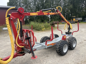 Kranman skogsvagn T1900 med 30-60 kran Kranman T1900 med 30-60 kran ATV griplastarvagn
Utrustad med:
Honda GX 390 med elstart
Hydraulisk vinsch HV500
Flerspaks ventilpaket
Elektrisk ramstyrning
Bromsventil
EL-hydraulisk vagnsbroms