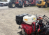 Kranman skogsvagn T1900 med 30-60 kran Kranman T1900 med 30-60 kran ATV griplastarvagn
Utrustad med:
Honda GX 390 med elstart
Hydraulisk vinsch HV500
Flerspaks ventilpaket
Elektrisk ramstyrning
Bromsventil
EL-hydraulisk vagnsbroms Kranman skogsvagn T1900 med 30-60 kran
