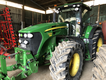 JOHN DEERE 7930 TRAKTOR John Deere 7930 TRAKTOR TRAKTORN ÄR UTRUSTAD MED:
FRONTLYFT 
FRONTPTO  
FRAMAXELFJÄDRING  
4 DUBBELVERKANDE UTTAG BAK  
1 DUBBELVERKANDE UTTAG FRAM
LS-KOPPLING
ATU 300 RATTMOTOR
650/65X42 600/65X28 HJUL
FINNS DUBBELMONTAGE ATT KÖPA TILL

DRIFTSTID: 
CA 5860 TIMMAR
...
MNR 10161
...
PRIS EXKL. MOMS: 770.000:-
...
Vi reserverar oss för felskrivning. Kontakta alltid oss innan du åker och tittar, så vi kan säkerställa att maskinen finns på plats.
