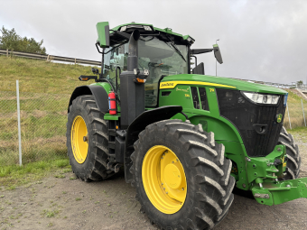 JOHN DEERE 7R 330 C-PRO TRAKTOR 50 KM FR.LYFT John Deere 7R 330 C-PRO TRAKTOR INKOMMANDE TILL OSS I OKTOBER 2026
...
TRAKTORN ÄR UTRUSTAD MED:
FRONTLYFT  
ZUIDBERG FRONT PTO  
FÖRBEREDD FÖR JOHN DEERE AUTOMATISKA STYRSYSTEM
AUTOPOWER, STEGLÖS VÄXELLÅDA
HYTTFJÄDRING
710/75X42 CA 80% 
600/65X34 CA 80%  
AKTIVT SÄTE  
FRAMAXELFJÄDRING  
LS-KOPPLING
5 DUBBELVERKANDE UTTAG  
1000V K-UTTAG  
LEDBELYSNING
VAGNBROMS  
LUFTBROMS  
SKINNSÄTE  
AUTOTRAC + SEKTIONSKONTROLL
GÅR I 50 KM/H

DRIFTSTID: 
CA 2500 TIMMAR
...
MNR 29616
...
PRIS EXKL. MOMS: 2.195.000:-
...
Vi reserverar oss för felskrivning. Kontakta alltid oss innan du åker och tittar, så vi kan säkerställa att maskinen finns på plats.
