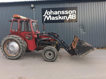 MASSEY FERGUSON 135 ÅLÖ LAST SKOPA SMS Övrigt MASSEY FERGUSON 135 ÅLÖ LAST S 60000 Momsfri
3600 timmar, Ålö lastare, hel hydraulisk, snöskopa med nya stål
ny tilttub i lastaren även några nya hydraulslangar utbytta.
12,4-32 Broddkedjor och hitchkrok  Torrsprickor i bakdäcken.
Ledlyse fram och bak, varningsljus på taket.
Trima Sms  3-cylinders motorn
Bakvikt