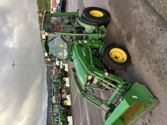 JOHN DEERE 2027R KOMPAKTTRAKTOR FR.LYFT John Deere 2027R KOMPAKTTRAKTOR JOHN DEERE 2027R KOMPAKTTRAKTOR MED H130-LASTARE
MODELL: JOHN DEERE 2027R
SERIE: 2R
TYP: KOMPAKTTRAKTOR
MOTOREFFEKT: 25 HK
LASTARE: JOHN DEERE H130
PTO: JA
FRONTLYFT: FRONT-3-PUNKTSLYFT
TREPUNKT BAK: JA
H130 LASTARE - LYFTKAPACITET
LYFTKAPACITET VID MAXHÖJD, VID LASTARBULT: CA 467 KG
LYFTKAPACITET VID 1,5 M LYFTHÖJD, VID LASTARBULT: CA 566 KG
LYFTKAPACITET VID MAXHÖJD, 50 CM FRAMFÖR BULT: CA 327 KG
MAXIMAL LYFTHÖJD: CA 2,0 M
BRYTKRAFT VID LASTARBULT: CA 1 074 KG
UTRUSTNING & ANVÄNDNINGSOMRÅDEN
JOHN DEERE 2027R ÄR EN SMIDIG OCH MÅNGSIDIG KOMPAKTTRAKTOR SOM PASSAR UTMÄRKT FÖR BLAND ANNAT:
SNÖRÖJNING
SOPNING
GRÄSKLIPPNING
MATERIALHANTERING
PARK- OCH GRÖNYTESKÖTSEL
FASTIGHETSUNDERHÅLL
ANVÄNDNING MED REDSKAP FRAM OCH BAK

TRAKTORN ÄR UTRUSTAD MED H130 FRONTLASTARE OCH FRONTLYFT, VILKET GER MÅNGA MÖJLIGHETER ATT ANVÄNDA OLIKA REDSKAP OCH TILLBEHÖR. DEN KOMPAKTA STORLEKEN GÖR 2027R LÄTT ATT MANÖVRERA ÄVEN PÅ TRÅNGA YTOR, SAMTIDIGT SOM DEN ERBJUDER GOD KAPACITET FÖR SITT FORMAT.

MNR 19503
...
PRIS EXKL. MOMS: 279 000:-
...
Vi reserverar oss för felskrivning. Kontakta alltid oss innan du åker och tittar, så vi kan säkerställa att maskinen finns på plats.
