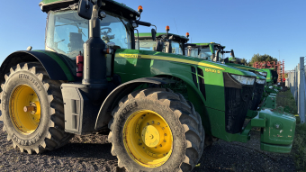 JOHN DEERE 8320R E23 TRAKTOR John Deere 8320R E23 TRAKTOR TRAKTORN ÄR UTRUSTAD MED:
E23 VÄXELLÅDA, EN HELPOWERSHIFT-VÄXELLÅDA MED 23 FRAMVÄXLAR OCH 11 BACKVÄXLAR
ACTIVECOMMAND STEERING, ETT AVANCERAT, ELEKTRONISKT STYRSYSTEM FÖR STÖRRE TRAKTORER 
(SOM 7R- OCH 8R-SERIERNA) SOM ANPASSAR STYRMOTSTÅND OCH UTVÄXLING EFTER HASTIGHET FÖR BÄTTRE KOMFORT OCH KONTROLL. 
AUTOTRAC SF1 KLAR MED STARFIRE 6000 MOTTAGARE
4600 PROCESSOR
710/75X42 BAKHJUL
650/60X34 FRAMHJUL
VAGNSBROMS  
KYLSKÅP  
ELSPEGEL
TLS, FJÄDRANDE FRAMAXELSYSTEM
AKTIVT SÄTE  
5 DUBBELVERKANDE UTTAG  
LED BELYSNING  
LÄDERRATT

DRIFTSTID: CA 6600 TIMMAR
...
MNR 21471
...
PRIS EXKL. MOMS: 1.450.000:-
...
Vi reserverar oss för felskrivning. Kontakta alltid oss innan du åker och tittar, så vi kan säkerställa att maskinen finns på plats.
