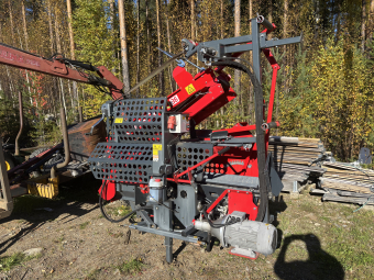 Vedmaskin Pilkemaster Evo 36 EL med hydr.rulle Pilkemaster Vedmaskin EVO 36 EL Standardutrustad med:
Stocklyft
Separatklyvning
Separat kedjesmörjning
Extrautrustad med:
Hydraulisk inmatningsrulle