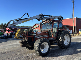 Traktor Fiat 110-90 DT Med Kesla Skogskran Fiat 110-90 DT med skogskran Vändbar stol, bukplåt, dubbelkomando, spakstyrning, uttag för tex en hypro.
Motorolja + filter, bränslefilter, termostat, vattenpump bytt 2025.

Kesla skogskran med grip
årsmodell 2007