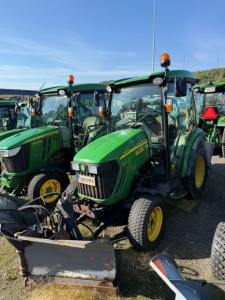JOHN DEERE 3720 KOMPAKTTRAKTOR John Deere 3720 KOMPAKTTRAKTOR TRAKTORN ÄR UTRUSTAD MED:
*FRONTLYFT
*EXTRALJUS FRAM OCH BAK 
*ROTERANDE LJUS 
*LUFTSTOL 
*AC 
*RADIO
*E-HYDROSTAT 
*FRAMSKÄRMAR 
*FJÄRÅS 175 VIKPLOG 
*FJÄRÅS 400/1100 SPRIDARE
...
MNR 85962
...
PRIS EXKL. MOMS: 244.000:-
...
Vi reserverar oss för felskrivning. Kontakta alltid oss innan du åker och tittar, så vi kan säkerställa att maskinen finns på plats.
