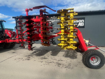 PÖTTINGER TERRADISC 4001 T BOGSERAD (UPPDRAG) Övrigt PÖTTINGER TERRADISC 4001 T BOG Uppdrag 315000 exkl moms
Tandem CONOROLL 560-4000
Däck 500/50-17 14pr
Teleskop dragstång 
Frontboard
Belysning komplett