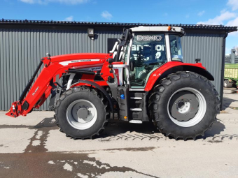 MASSEY FERGUSON 6S. 180 DVT EX DEMO MF 4327 lastare Övrigt MASSEY FERGUSON 6S. 180 DYNAVT Demo
A7XX MF 6S.180 Dyna-VT EXCLUSIVE 
AD004 Ställbar ratt och SpeedSteer 
AE043 Deluxe VRS förarstol (Semi-Active) - Dyn 
AF026 Radio/Aux/BT/USB+mic+controls 
AH005 Vinterutrustad med värmepaket för golv
AL033 Elinst., vidvinkelspeglar
AM117 Aktiv mekanisk hyttfjädring 
AQ004 
B0001 Frontkraftuttag, moturs, 6 splines, utan 
BA052 Datatronic 5-terminal med 9 tums pekskär 
CB001 
CE019 Högkapacitetsgeneratorer 
CUSTOBVS4 
DP190 CCLS 190 l/min 
EC030 Multi armstöd + MultiPad 
EP001 Extra tätningar 
F1132 Frontlyft med 3,2 tons lyftkapacitet + e 
FA232 Dubbelverkande frontlyft med 3,2 tons ly 
FC002 En uppsättning främre hydrauluttag 
GB020 Uppsamlingskärl för olja 
GR010 Med Power Beyond kopplingar (P/T/LS) 
GS084 
KX017 1&2 elec ventil+M-Joys+decom 
L8306 Trimble Autoguide Submeter#& SpeedSteer 
LA032 "PTO inv. växl. 540/1000 fläns 
LC003 Std & Ekon PTO - el. växling 
LF106 Frontkraftuttag, moturs, 6 spllines 
LL008 Lastar fäste, frontskydd & dedikerade el 
LQ001 Vattenavskiljare 
MFBY0 Equipment MF By You 
MU031 
NA032 Framaxel 4WD fjädring 
OD001 Snabbkoppling av frontlastare 
RA200 Framhjul: 540/65 R28 svetsad fälg 
RC433 Bakhjul: 650/65 R38 / svetsad fälg 
RD040 1 par 250 kg hjulvikter (extern montering
VC023 El. huvudbr. + starthj.ansl. 
VF050 2 takmonterade LED blinkfyrar 
VG114 LED arbetsljus 4 fram & 4 bak 
VK036 Färdljus + LED arbetsbelys 16 LED arbetsljus