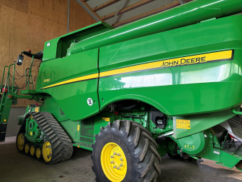JOHN DEERE S680I TRÖSKA MED 30 FOT PF BORD John Deere S680I SKÖRDETRÖSKA INKLUSIVE:
JOHN DEERE 630 PF SKÄRBORD
ZURN SKÄRBORDSVAGN
...
MNR 18230
...
PRIS EXKL. MOMS:
...
Vi reserverar oss för felskrivning. Kontakta alltid oss innan du åker och tittar, så vi kan säkerställa att maskinen finns på plats.
