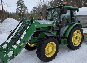 John Deere 5075E m. frontlastare John Deere 5075E Kopplingsfri växellåda
AC, 
Bakhjulsvikter, 
Radio, 
2+2 st. arbetslampor