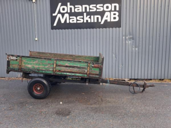 TIPPVAGN ÄLDRE UPPDRAG Övrigt TIPPVAGN ÄLDRE UPPDRAG Uppdrag
Plåtbotten flaket är 130x250x40
7,50-10 Hjul
Hydrualisk tipp
Dåliga sidobalkar
Lastar ca 2 ton
