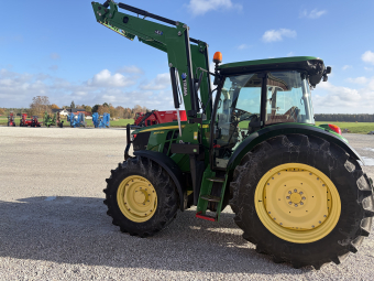 John Deere 6100MC lastare John Deere 6100 MC Trevlig liten smidig 100 hp Traktor med 6 mekaniska  och 4 snabbväxlar elektrisk fram bak.
3 dubbelverkande urtag bak. Nyservad och genomgången rengjort partikelfiltret en Traktor i gått skick.
9984 timmar pris 395000 kr ex moms
Ring eller maila Tobbe 0498-654505 eller John 0498-654508
Fritt Oskarshamn eller Nynäshamn .
 
