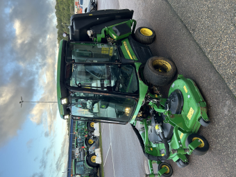 JOHN DEERE 1570 ROTORMASKIN John Deere 1570 ROTORMASKIN HYTT MED VÄRME 
GRAMMERSTOL  
72 TUM KLIPPDÄCK MED SIDOUTKAST
HÖGTIPPANDE 600 LITERS UPPSAMLARE 
HYDRAULIK FRAM OCH BAK FÖR SNÖUTRUSTNING
LEV MED NYA BAKHJUL
...
MNR 35984
...
PRIS EXKL. MOMS: 199.000:-
...
Vi reserverar oss för felskrivning. Kontakta alltid oss innan du åker och tittar, så vi kan säkerställa att maskinen finns på plats.
