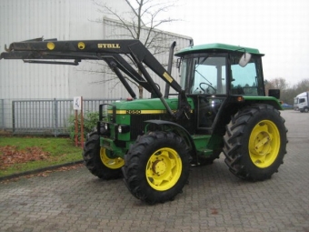  John Deere 2650 # Produktgrupp: Traktor 80-99 hk
# r: 1988
# Tidigare gare: 30%
# Effekt: 79 hk
# Tidigare gare: 60%
# Hours: 3920 timmar
# Dck fram: 13,6 R24
# Dck bak: 16,9 R34
# Ytterligare information: luftkonditionering (1/2-Kreis), hjul, dragkrok, 

dubbelverkande (2x), Front luftfjdrad frarstol, 540/1000 U / min, hitch