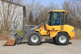  Volvo L 35 B-TPS utrustning skopa 1,1 kbm, redskapsfste, gafflar, 3. funktion, dck 90%, 35 km / t
r 2009
Timmar 693
Vikt i ton 5.9
Kvalitet dck i% 90