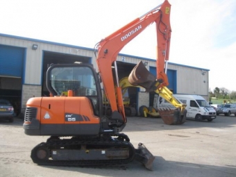  Doosan DX55 Gr: Doosan
Modell: DX55
Typ: minigrvare
r: 2008
Timmar: 1556
Effekt: 41,5 kW (56 hk)
CE-mrkning: JA
Vikt kg: 5600
Begagnade / Nytt: Begagnad
Garanti: 6 mnader
Tidigare gare: 1
Original lack, underrede och allmn maskin skick r utmrkt, gummiband i gott skick, hammare rrledningar, snabbfste, blad, 3 skopor, air con.