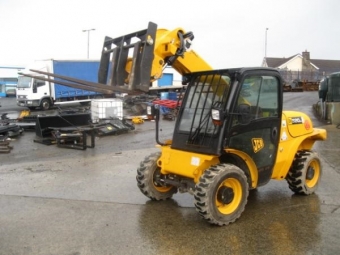  JCB 520-40 Teleskoplastare Gr: JCB
Modell :520-40
Typ: Teleskoplastare
r: 2009
Timmar: 1400
Effekt: 37 kW (49 hk)
CE-mrkning: JA
Vikt kg: 4400 Kg
Begagnade / Nytt: Begagnad
Garanti: 6 mnader
Tidigare gare: 1
Bra dck, bra mlning, mekaniskt utmrkt skick, 2 ton lyftkapacitet med en 4 meters rckvidd.