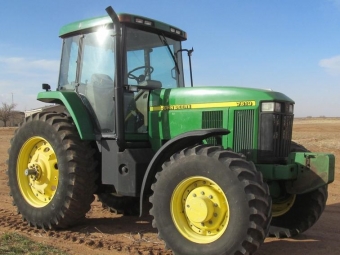  John Deere 7610 Gr: John Deere
Modell: 7610
Typ: traktor
r: 2002
Timmar: 7867
Effekt: 120 hk
John Deere 6.8L ,6 cylindrig dieselmotor, Powershift transmission, 16F-16R vxlar, 120 hk, John Deere snabbfste,16.9-26 front dck,
18.4-38 bakhjul.