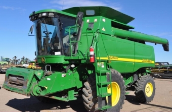  John Deere 9860 STS Gr:John Deere
Modell: 9860 STS
Typ: kombinera
r: 2004
Driftstimmar: 2495
Timavskiljare: 1632
John Deere 6 cylindrig diesel engine.2495 motor timmar p mtaren, 1632 separator timmar p mtaren, Hydrostatisk transmission, AM / FM,Instruktr frarstol, Stllbar ratt, Bin frlngning, arbetsbelysning, Halmhack, Two speed rotor, Greenstar aktiverat Single point hookup, Feeder hus backvxel, Automatisk huvudhjd kontroll i hytten sll kontroll,