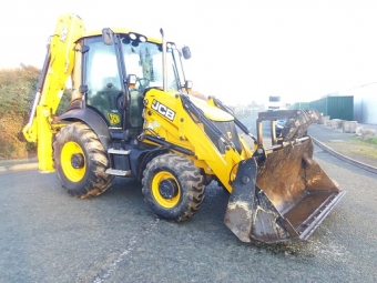  JCB 3CX Tillverkare: JCB 
Modell: 3CX 
Typ: traktorgrvare 
r: 2011 
Timmar: 1120 
Effekt: 90 hk 
Arbetsvikt: 7600 kg 
4wd