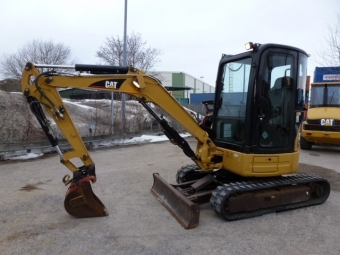  Caterpillar 303C-CR Tillverkare: Caterpillar 
Modell: 303C-CR 
Typ: minigrvare 
r: 2006 
Timmar: 2040 
Effekt: 31,6 hk 
Arbetsvikt: 3555 kg 