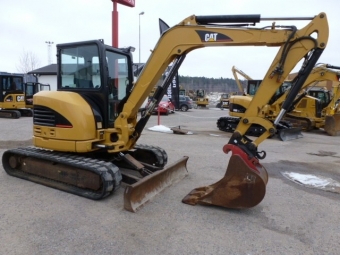  Caterpillar 305C CR Tillverkare: JCB 
Modell: 305C CR 
Typ: minigrvare 
r: 2006 
Timmar: 2221 
Effekt: 49,2 hk 
Arbetsvikt: 5320 kg 