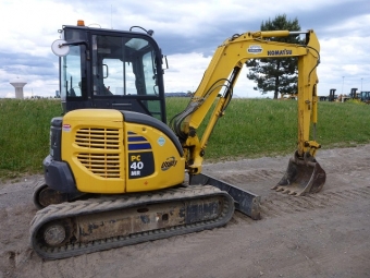  Komatsu PC40MR Tillverkare: KOMATSU 
Modell: PC40MR 
Typ: minigrvare 
r: 2007 
Timmar: 1330 
Effekt: 39,4 hk 
Arbetsvikt: 4790 kg