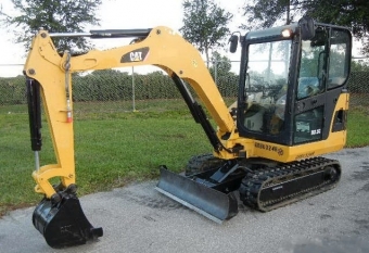  JCB 302.5C Tillverkare: Caterpillar 
Modell: 302.5 
Typ: minigrvare 
r: 2008 
Timmar: 1210 
Effekt: 26,7 hk 
Arbetsvikt: 2850 kg 