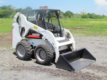  Bobcat S175 Tillverkare: BOBCAT 
Modell: S175 
Typ: minilastare 
r: 2005 
Timmar: 4530 
Effekt: 46 hk 
Arbetsvikt: 2821 kg