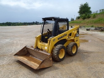  Komatsu SK815-5 Tillverkare: KOMATSU 
Modell: SK815-5 
Typ: minilastare 
r: 2008 
Timmar: 1011 
Effekt: 54 hk 
Arbetsvikt: 3178 kg 