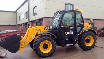  JCB 531-70 Tillverkare: JCB 
Modell: 531-70 
Typ: teleskoplastare
r: 2013 
Timmar: 140 
Effekt: 108 hk 
Drive: 4WD 
Lyftkapacitet 3100kg 
Maximal lyfthjd 7m