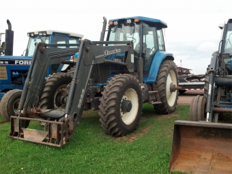  New Holland 8670 resterande framdck 70 % , bakhjul resterande 40 %